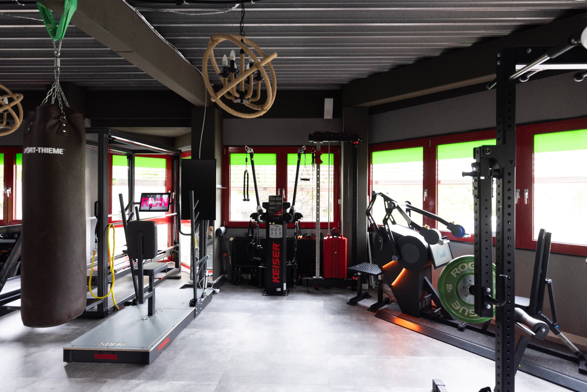 Trainingsraum mit Geräten und Boxsack bei MedicalFit