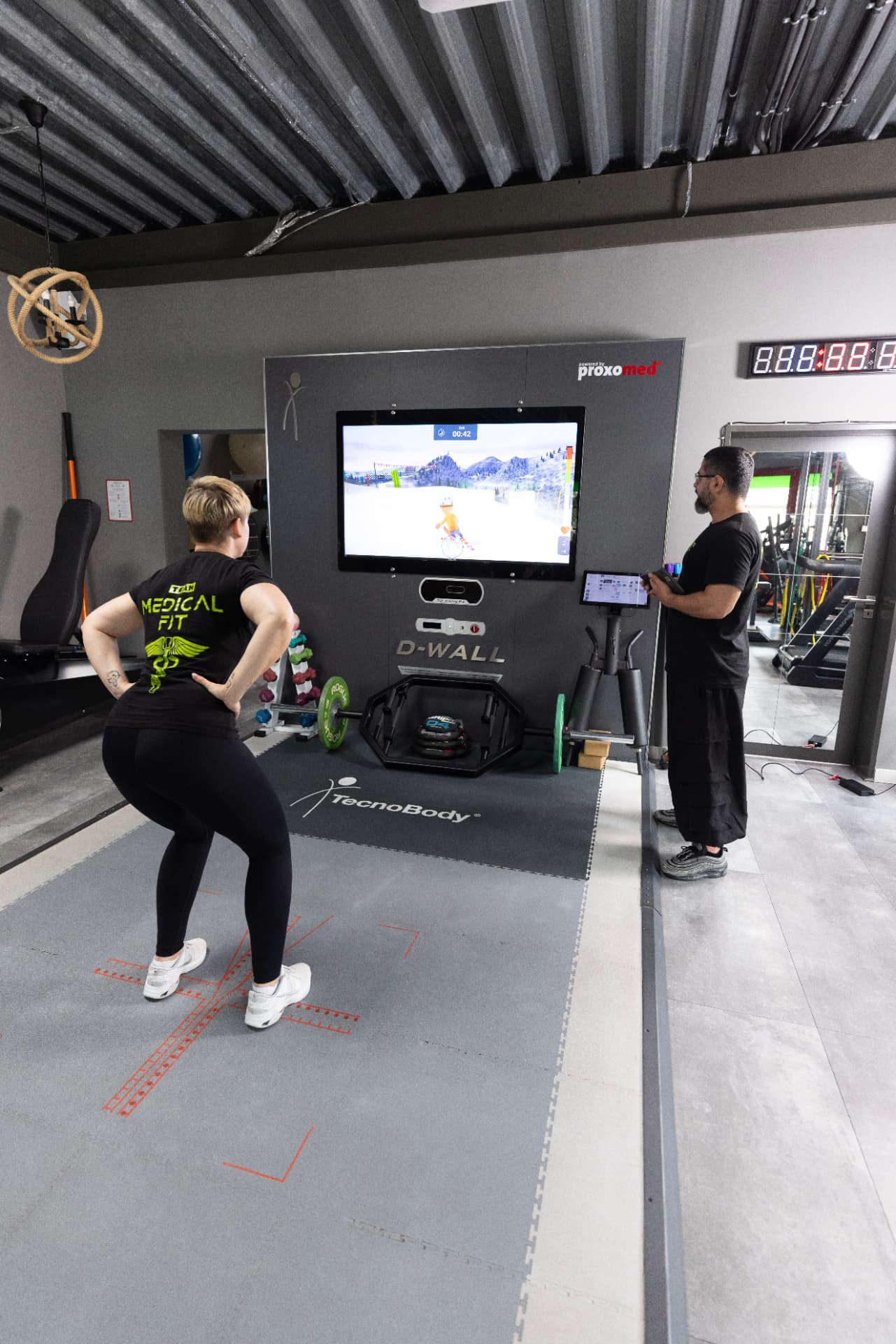Trainer und Klientin an der D-Wall